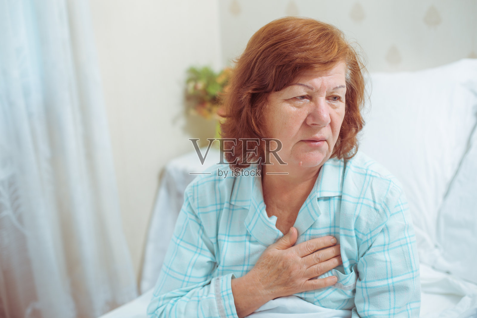 家中心脏病发作的老年妇女照片摄影图片
