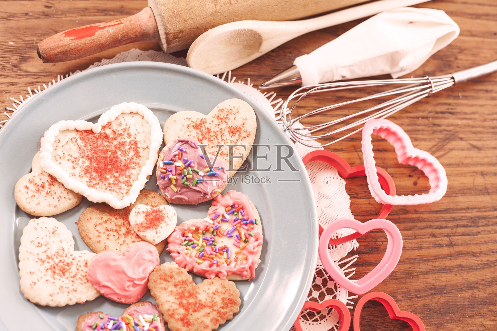 情人节饼干，烘焙用具，配料。照片摄影图片