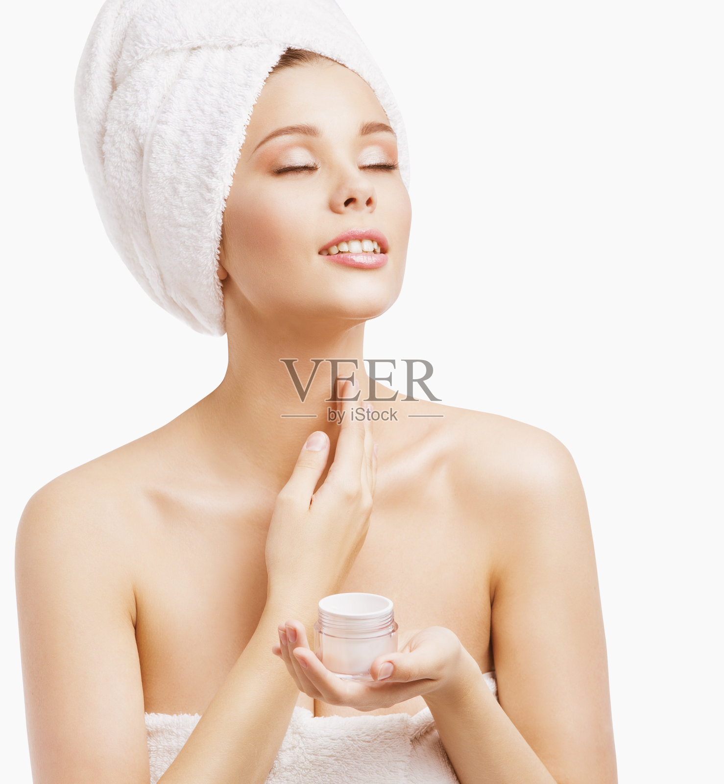 女人水疗美容，年轻模特在浴巾应用皮肤保湿照片摄影图片