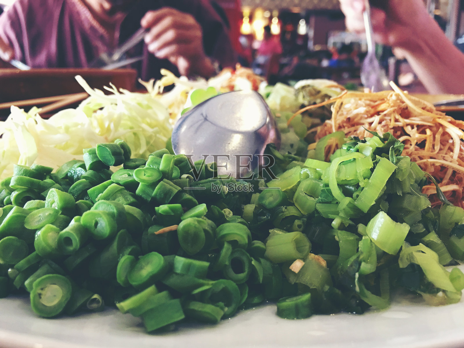 各种当地蔬菜与咖喱米粉和混合多种酱料制成的泰国米粉放在木桌上，是泰国著名的食物。-一套泰国菜。(泰国北部风格)。照片摄影图片