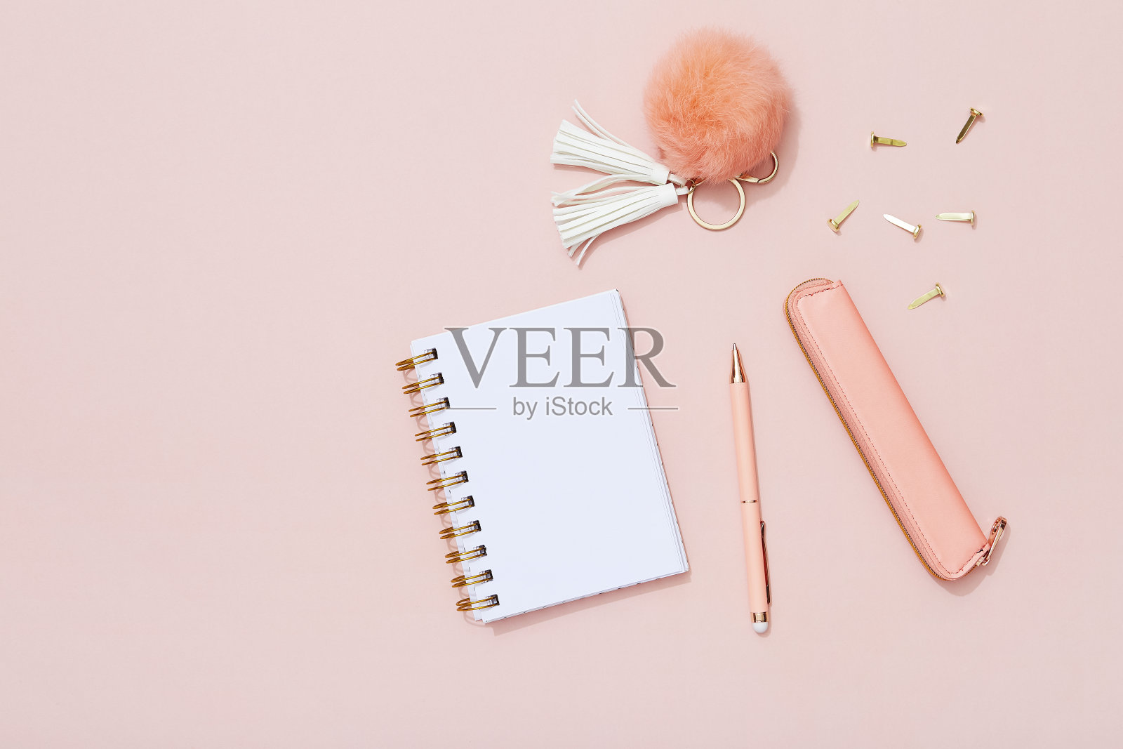 适合女性的办公桌，粉红色背景上有笔记本、钢笔和时尚配件插画图片素材