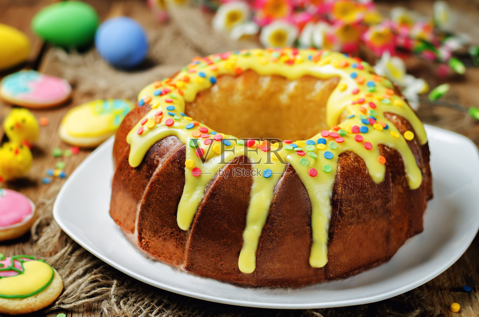 五彩缤纷的复活节蛋糕和复活节饼干照片摄影图片