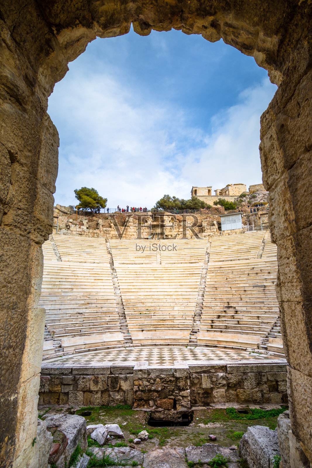 希腊雅典卫城废墟下的希罗迪翁·阿提库斯剧场。照片摄影图片