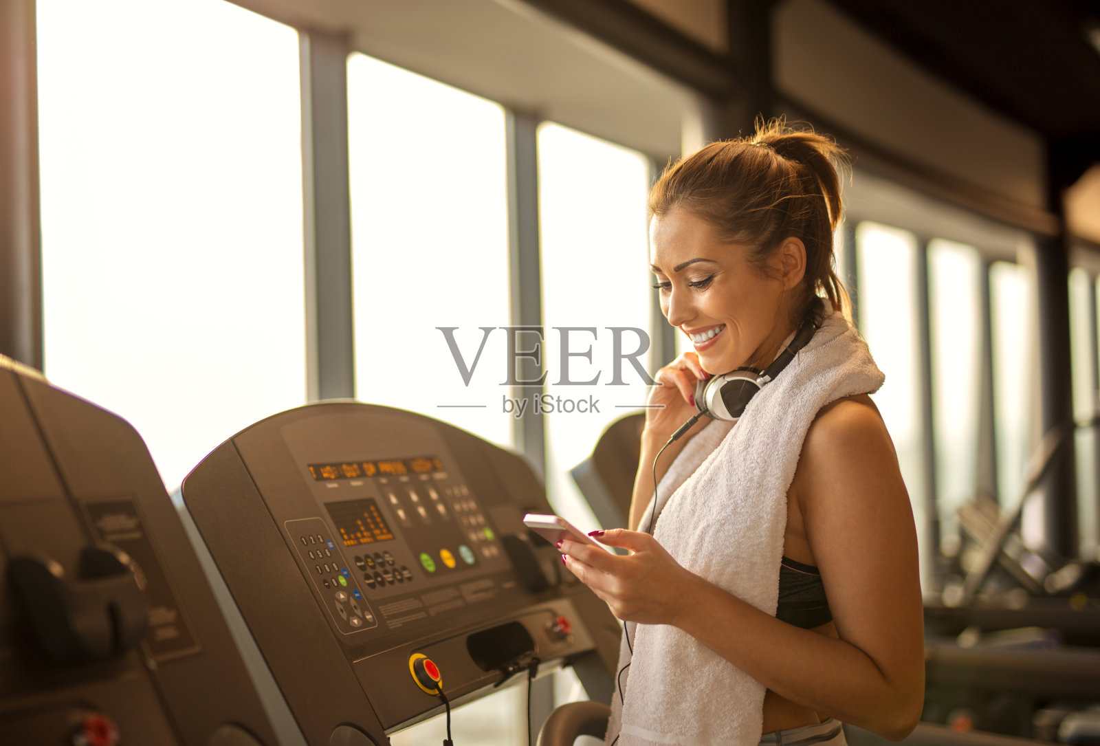 年轻貌美的女人在健身房锻炼照片摄影图片