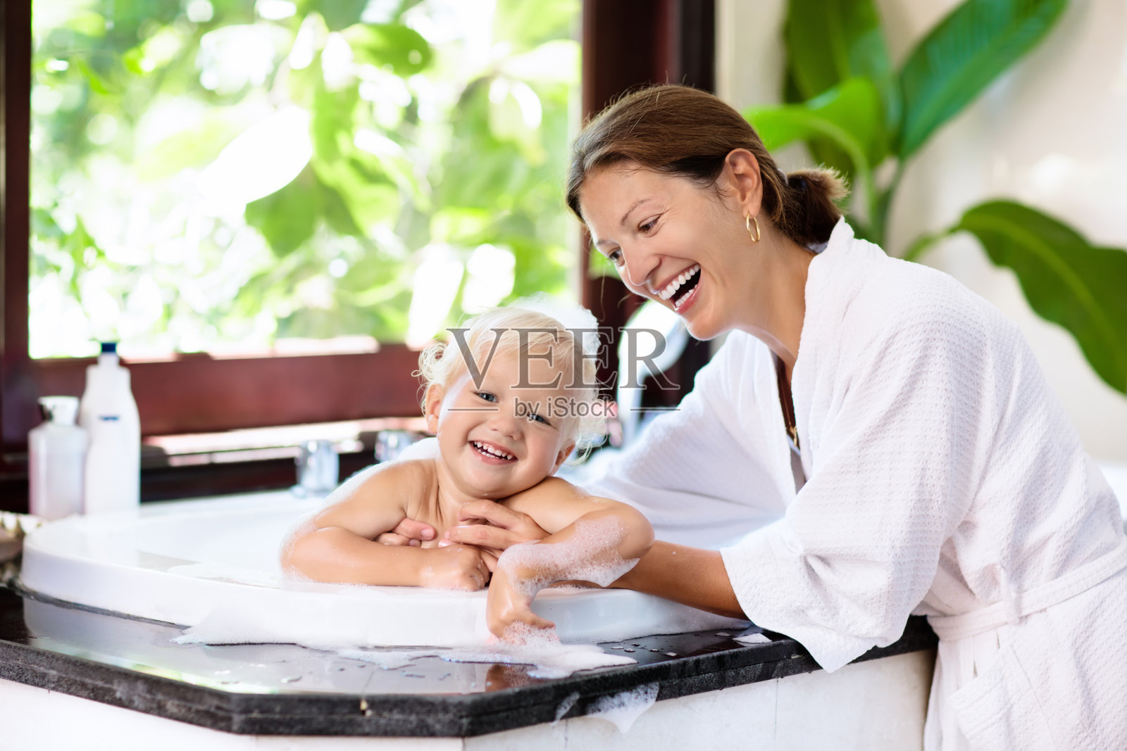 妈妈在浴缸里给女儿洗澡照片摄影图片_ID:304156302-Veer图库
