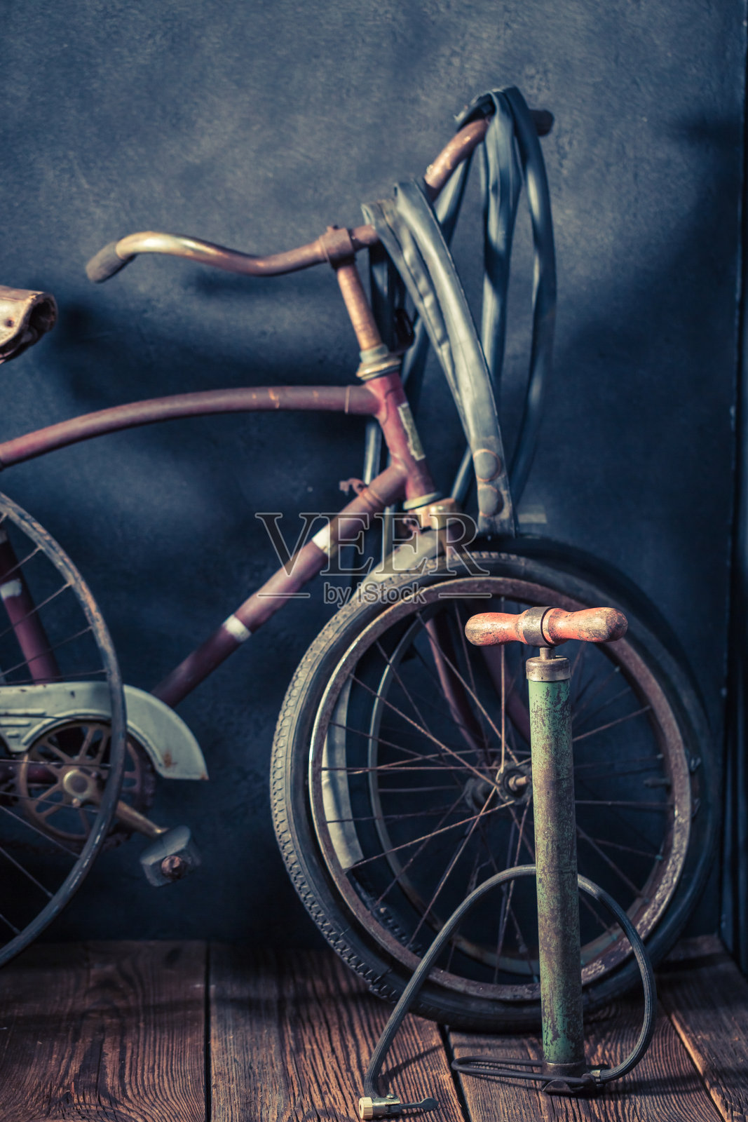 有轮子、工具和橡胶补丁的小型自行车修理厂照片摄影图片