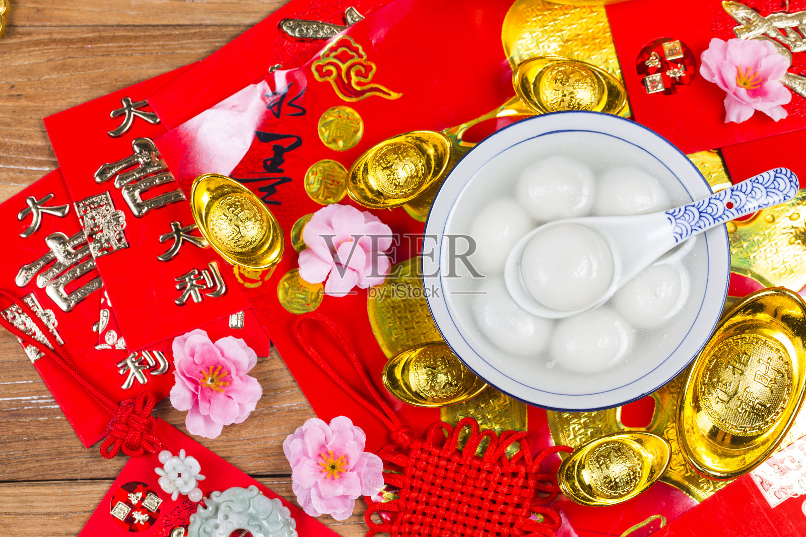 中国元宵节食品，红包和金元宝。汉字意味着好运、财富和繁荣。照片摄影图片