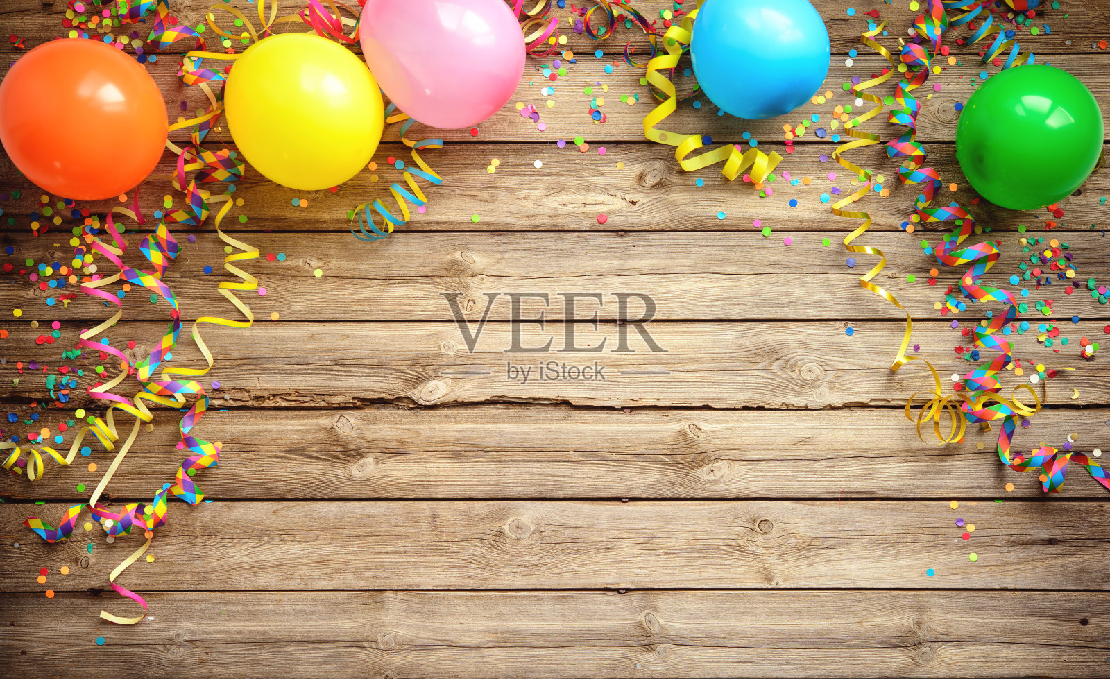 彩色的嘉年华或聚会框架的气球，彩带和五彩纸屑在乡村木板照片摄影图片