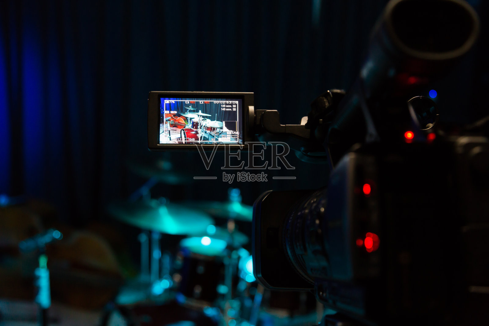 摄像机上的液晶显示屏。拍摄音乐会。架子鼓和贝斯照片摄影图片