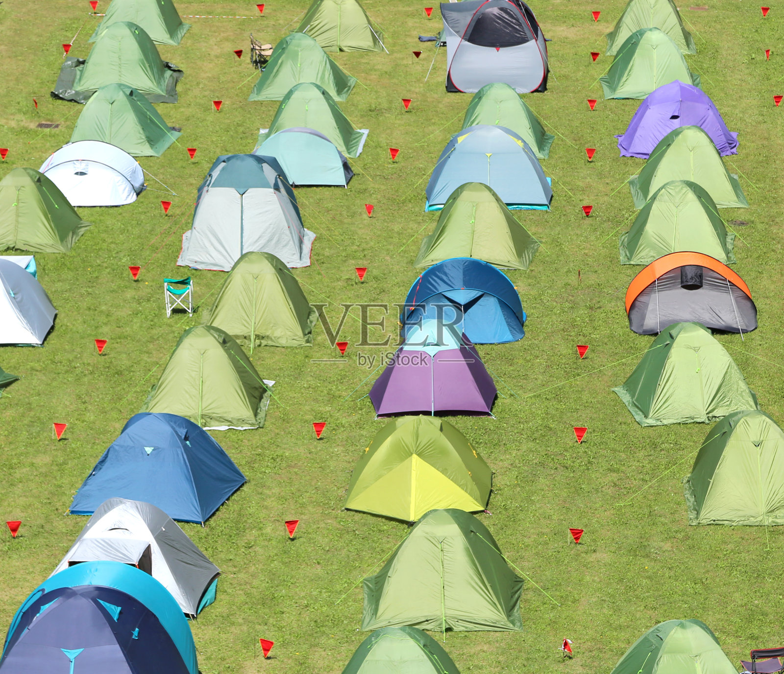 草地上搭着露营帐篷照片摄影图片