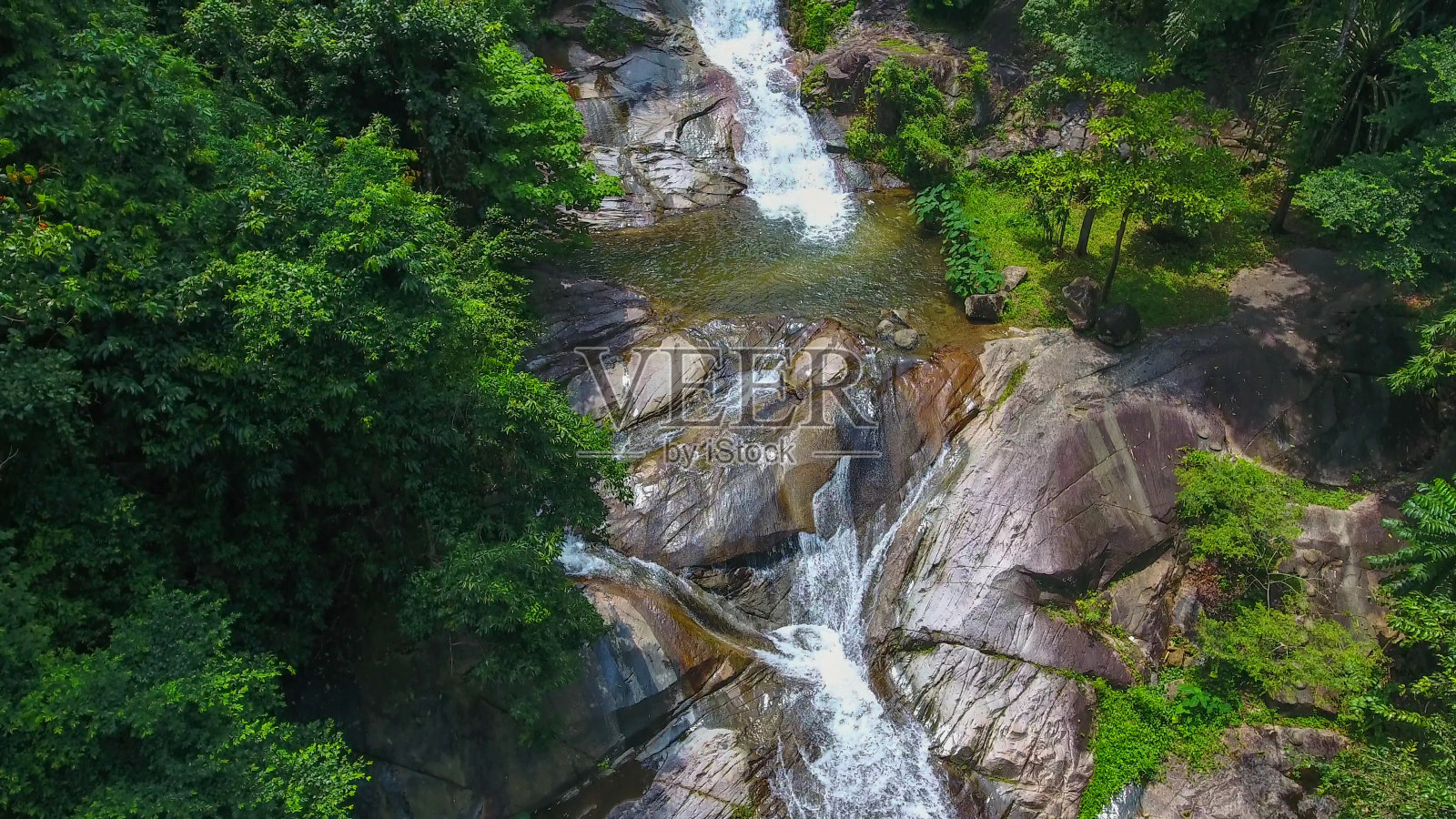 航拍泰国南部的热带森林和瀑布照片摄影图片