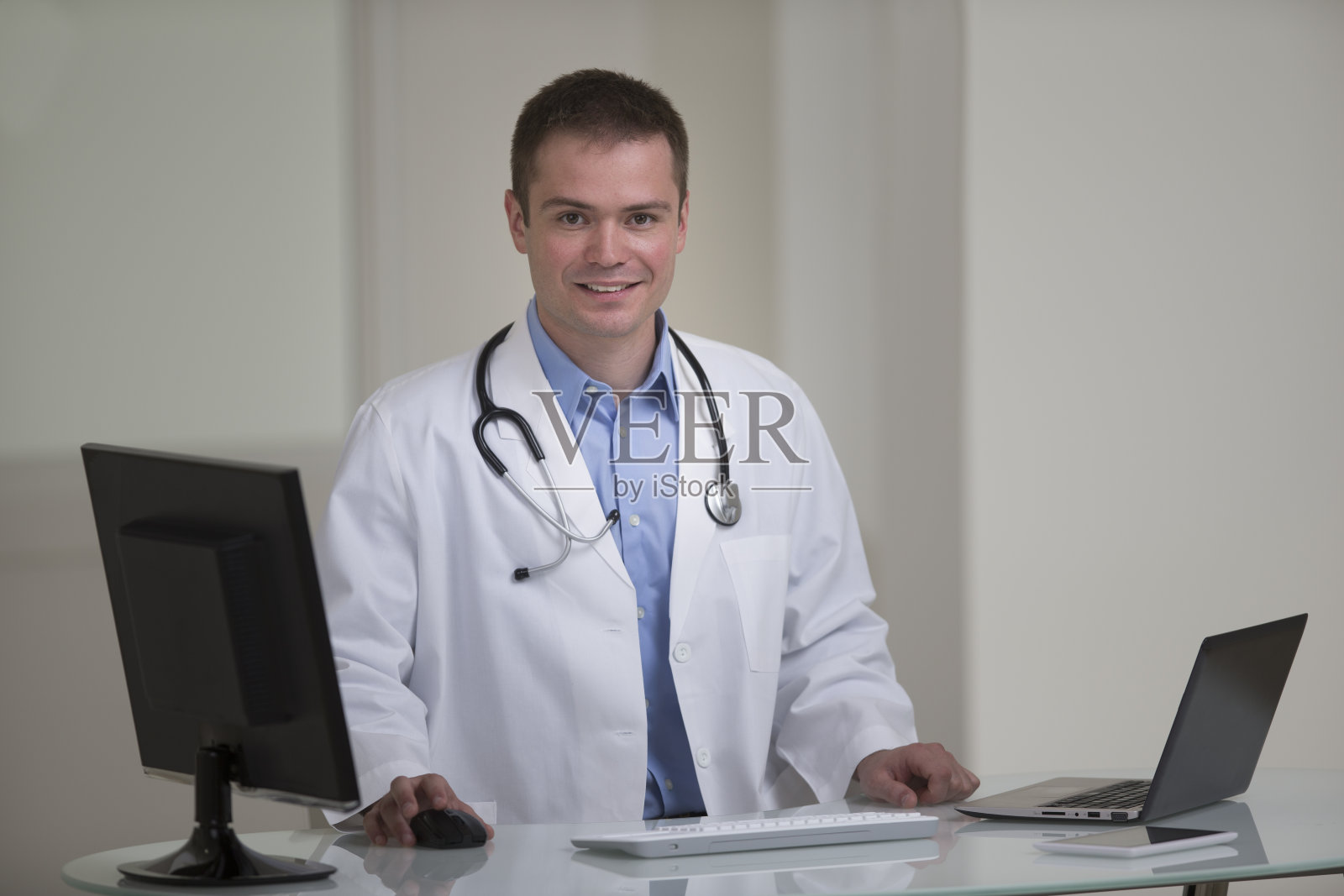 一位医生坐在办公桌前的肖像照片摄影图片