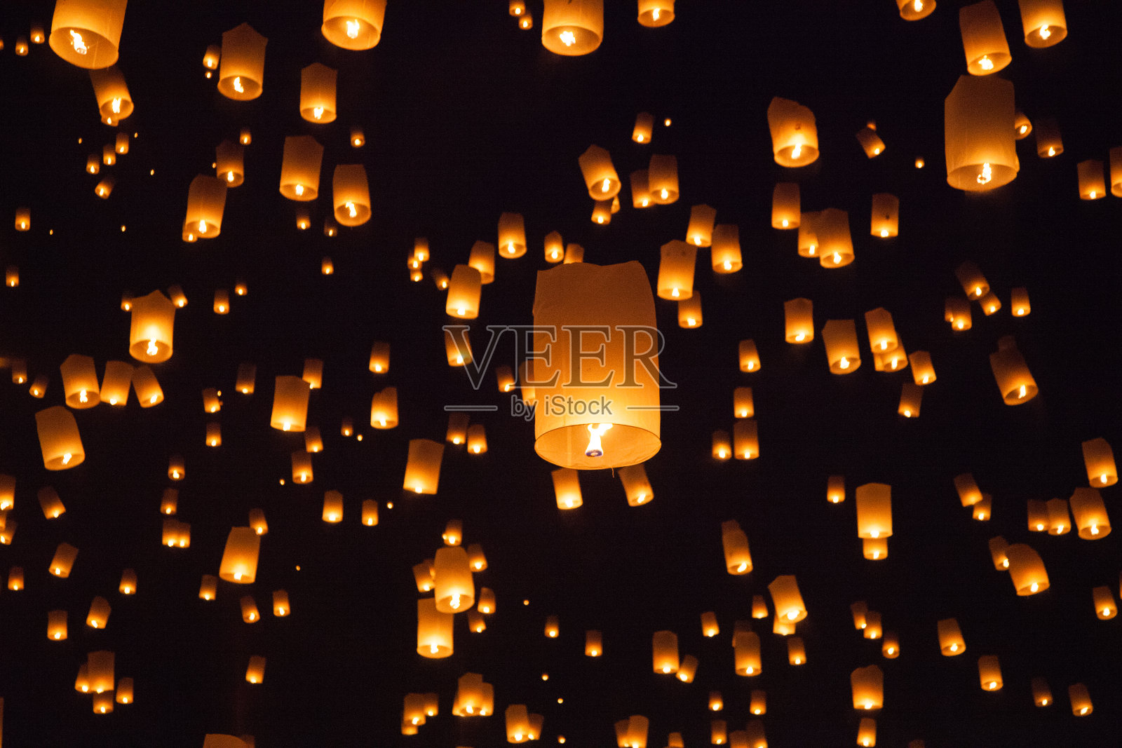 在泰国的Loy Krathong飘扬的灯笼照片摄影图片