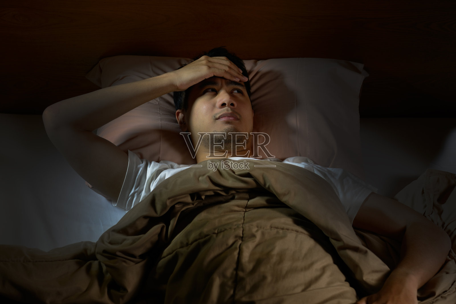 抑郁症患者失眠躺在床上照片摄影图片