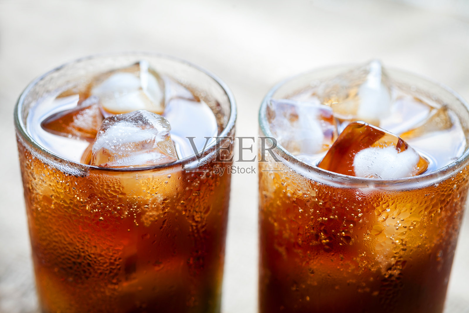 两杯可乐加冰。一个清爽饮料的特写照片摄影图片
