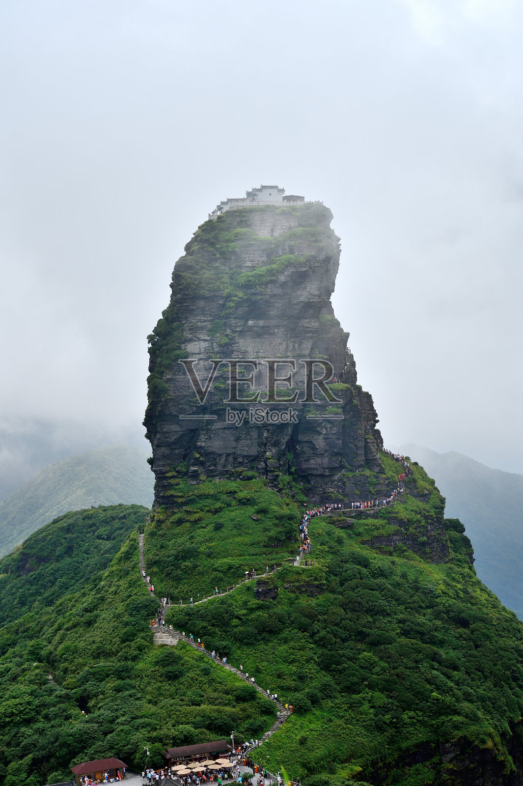 在中国西南陡峭的山上爬山的游客照片摄影图片