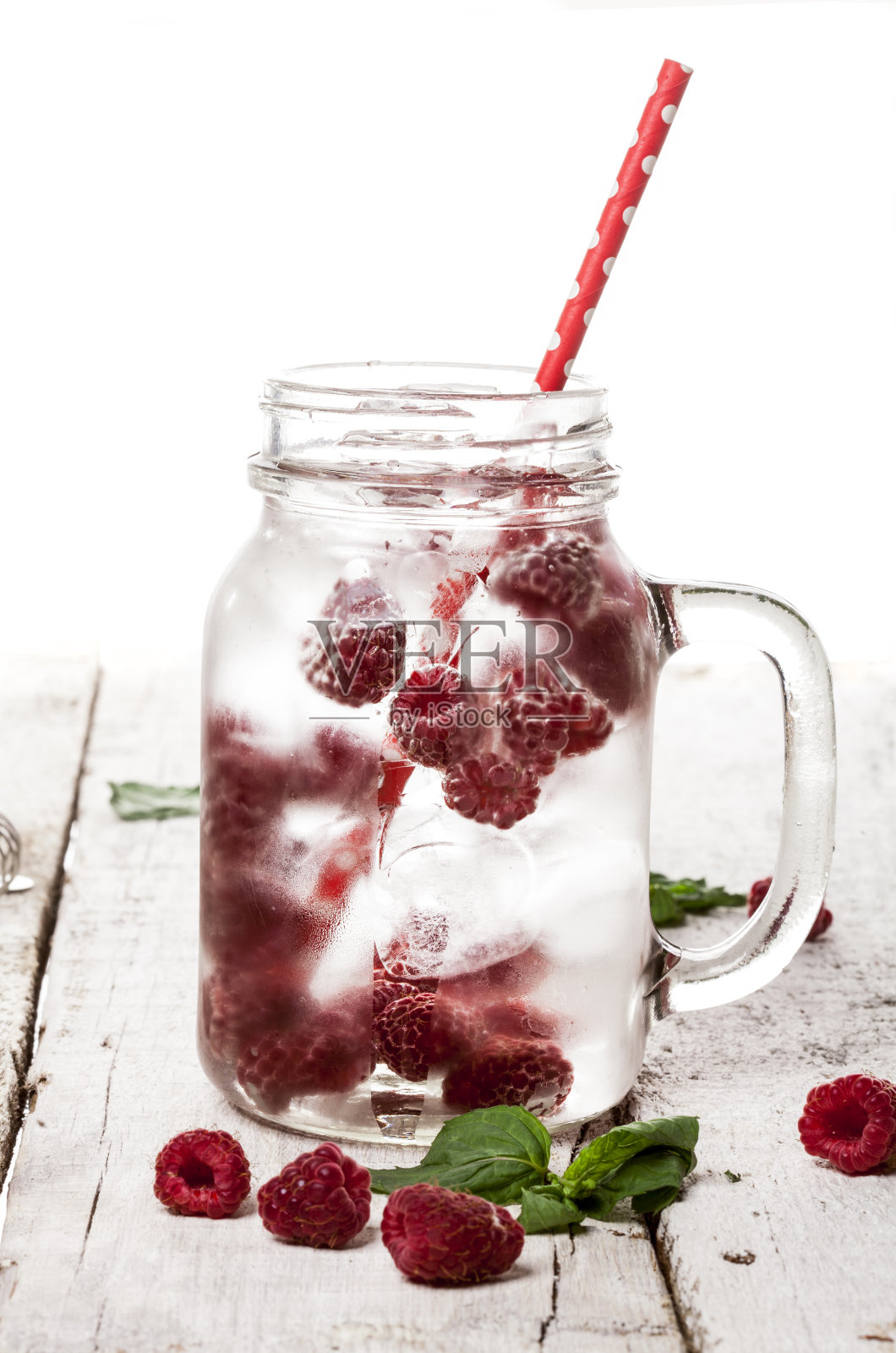 夏日冷饮，杯中有覆盆子、薄荷和冰块，背景为白色照片摄影图片