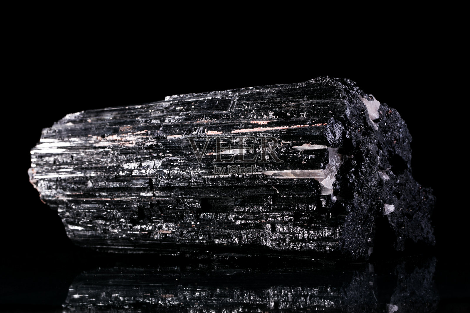 肖尔(黑色电气石)宝石孤立在黑色上照片摄影图片