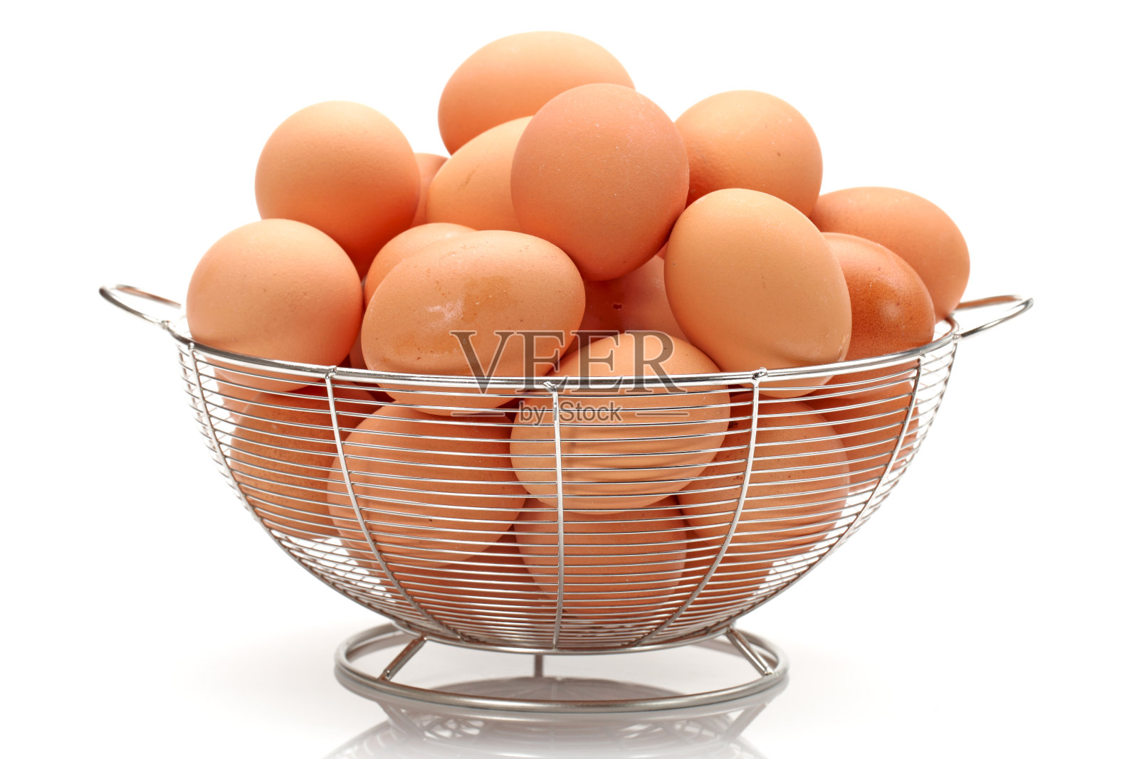 白色背景前放鸡蛋的篮子照片摄影图片
