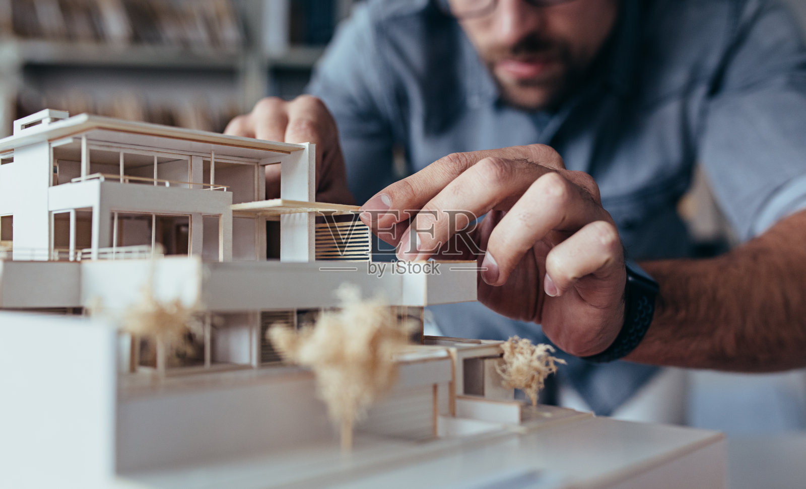 男建筑师手工制作房屋模型照片摄影图片