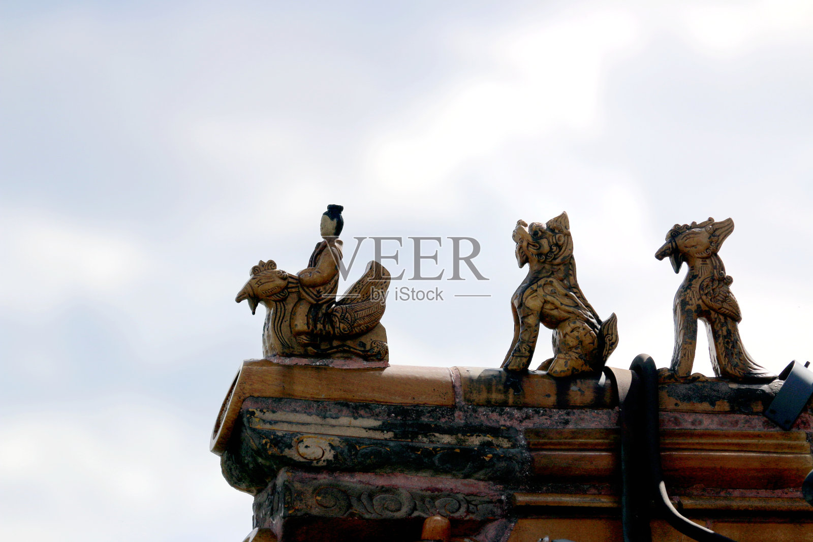 雕刻在中国传统建筑的屋顶上照片摄影图片