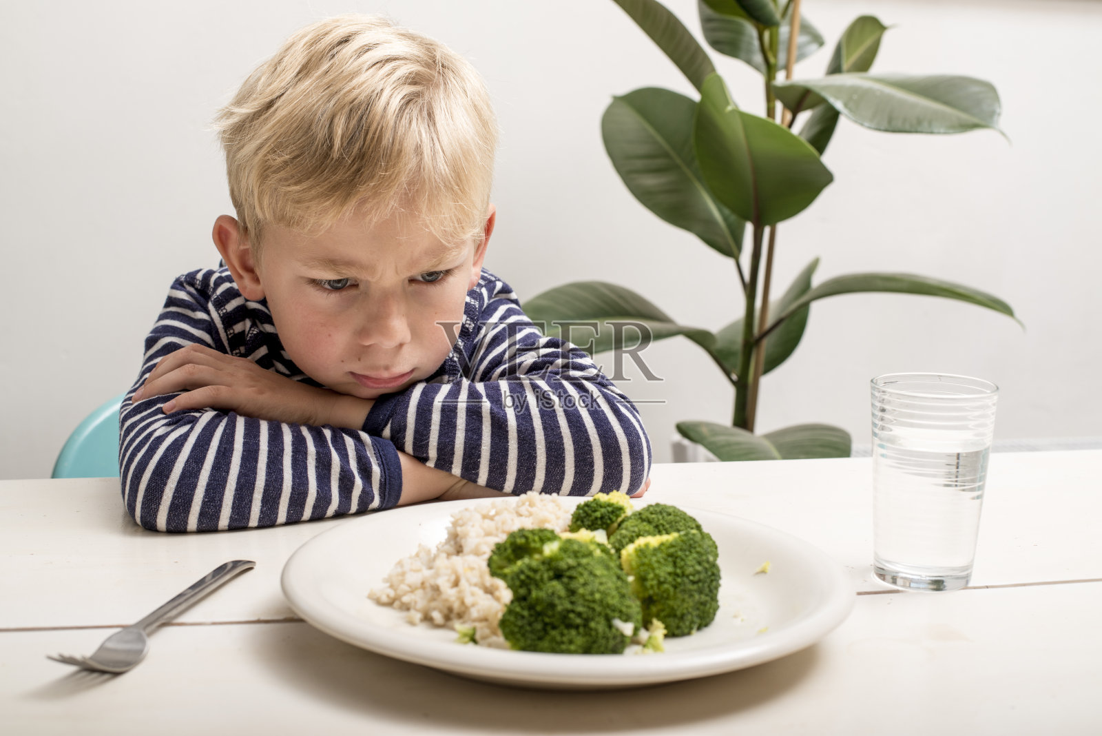 这个男孩不想吃蔬菜照片摄影图片