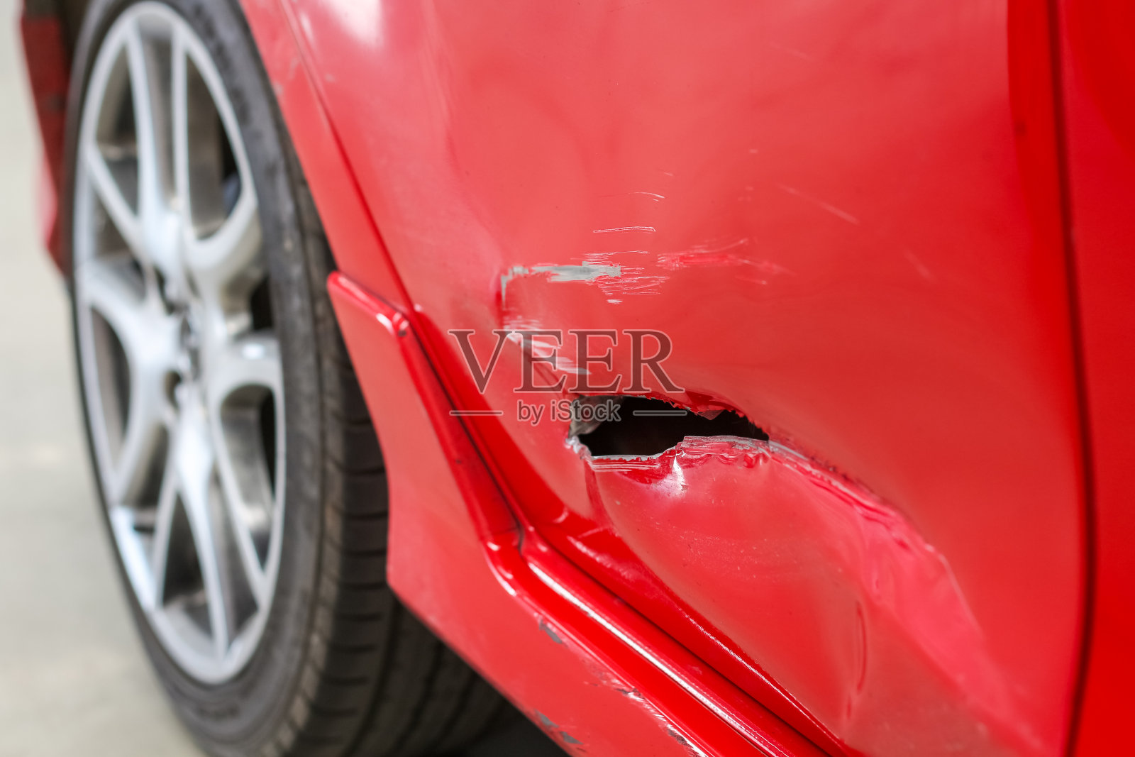 红色汽车侧门洞事故的特写照片摄影图片