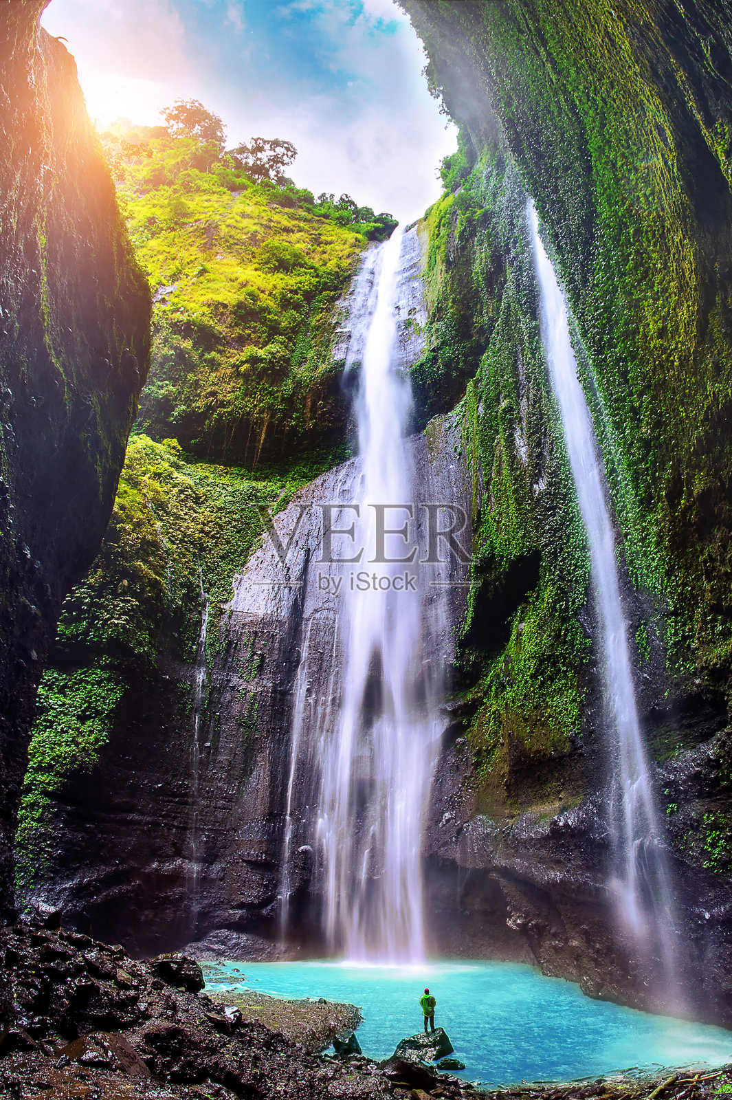 马达卡里普拉瀑布是爪哇最高的瀑布，也是印尼第二高的瀑布。照片摄影图片