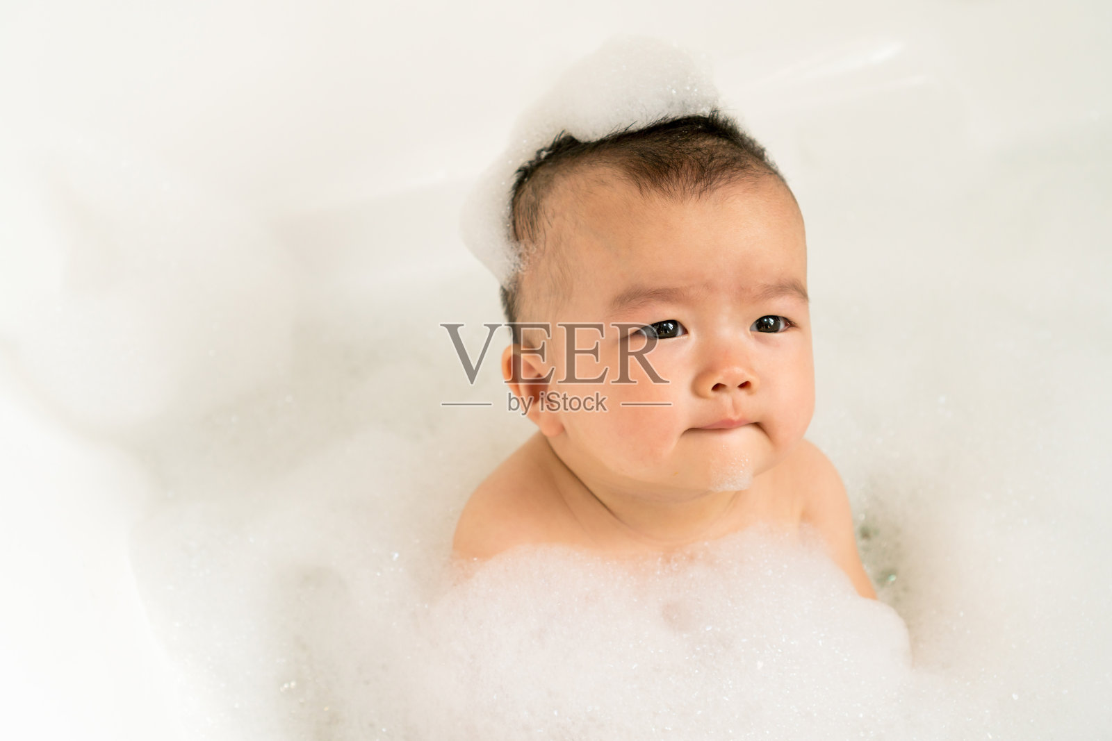 婴儿洗澡的照片摄影图片
