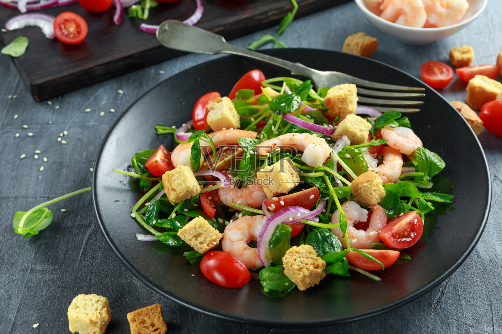 新鲜健康的大虾沙拉，配番茄，红洋葱。健康食品的概念照片摄影图片