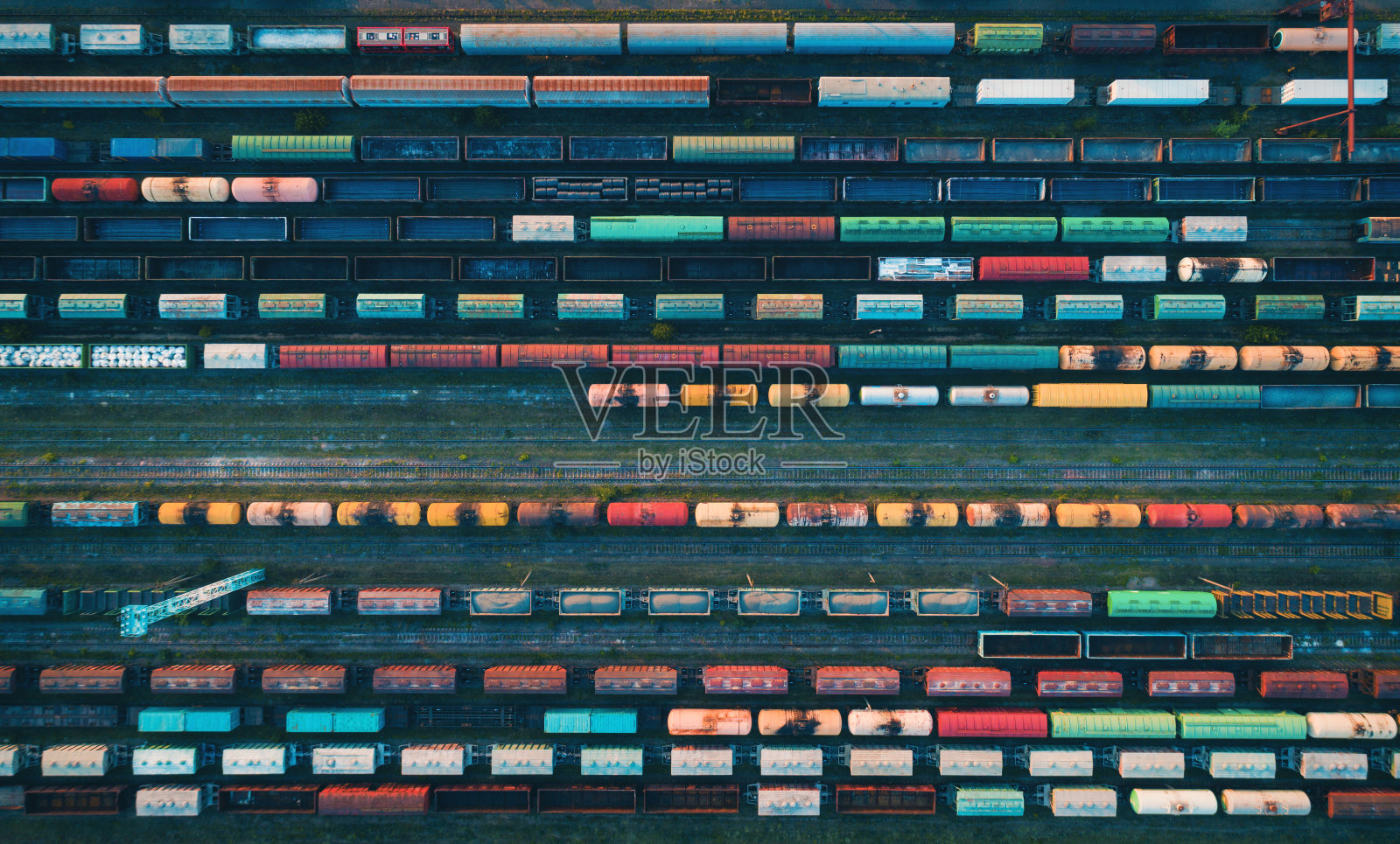 彩色货运列车鸟瞰图照片摄影图片