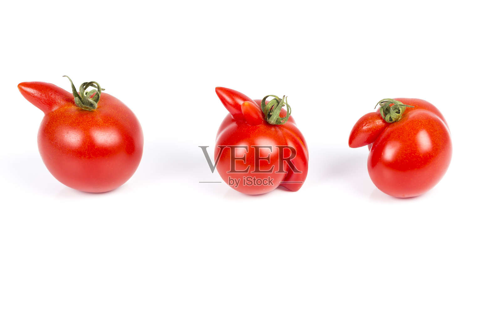 白色背景上畸形的红色番茄照片摄影图片
