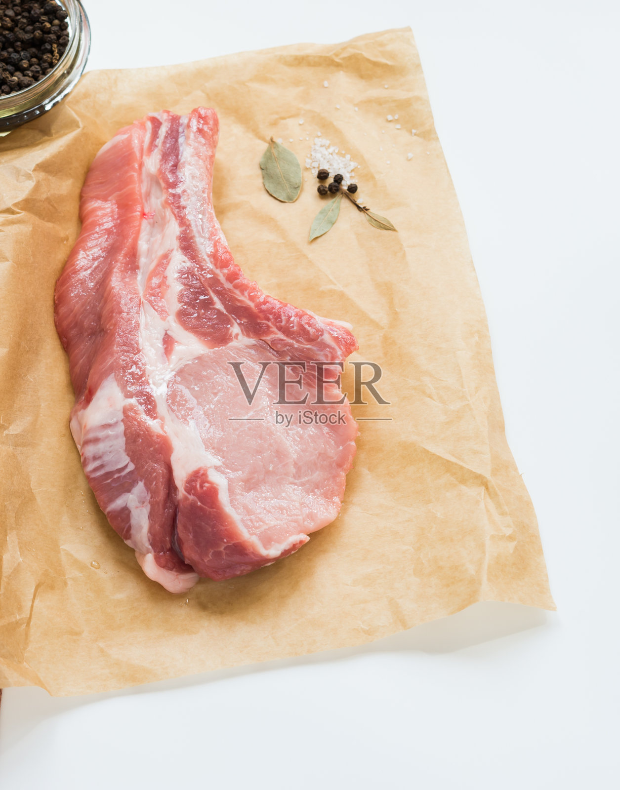 肉。为烹饪准备的新鲜生猪肉和香料。肋眼牛排照片摄影图片