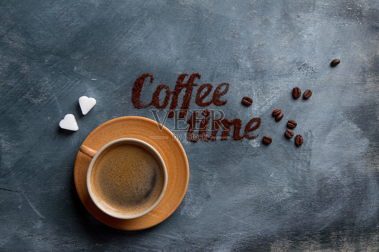用咖啡杯和咖啡豆制成的咖啡混合物照片摄影图片