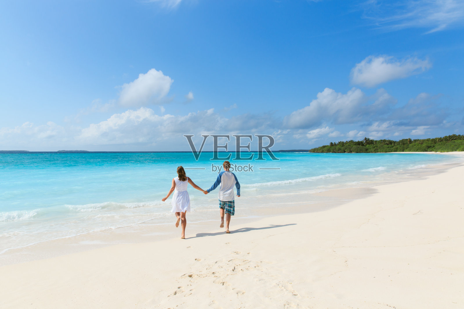 幸福恩爱的夫妇享受热带海滩照片摄影图片