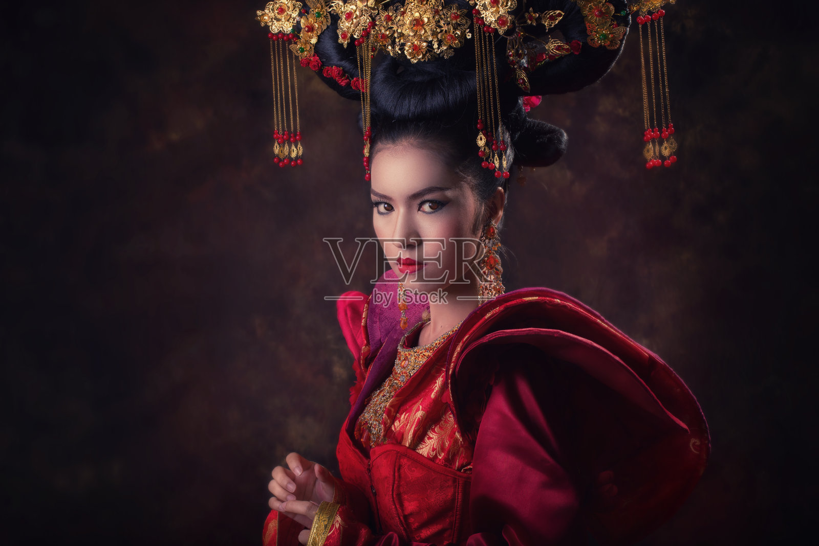 穿着中国传统服饰的妇女照片摄影图片
