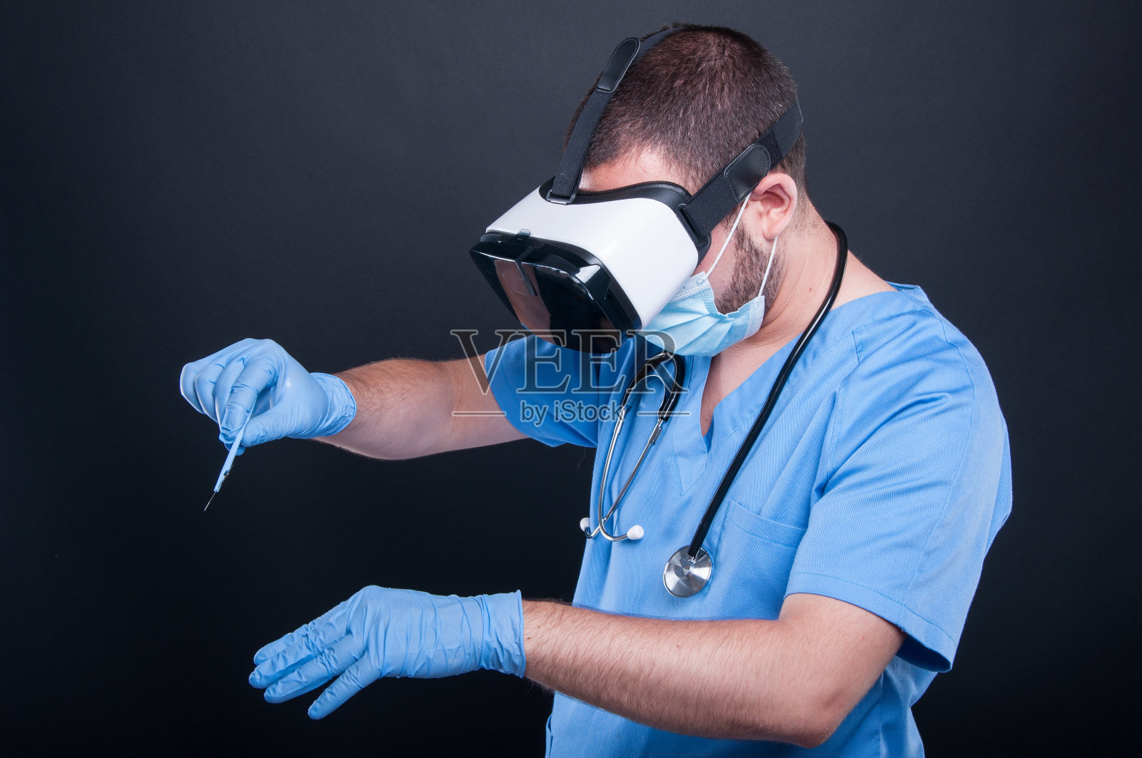 外科医生使用虚拟现实眼镜和bistoury照片摄影图片