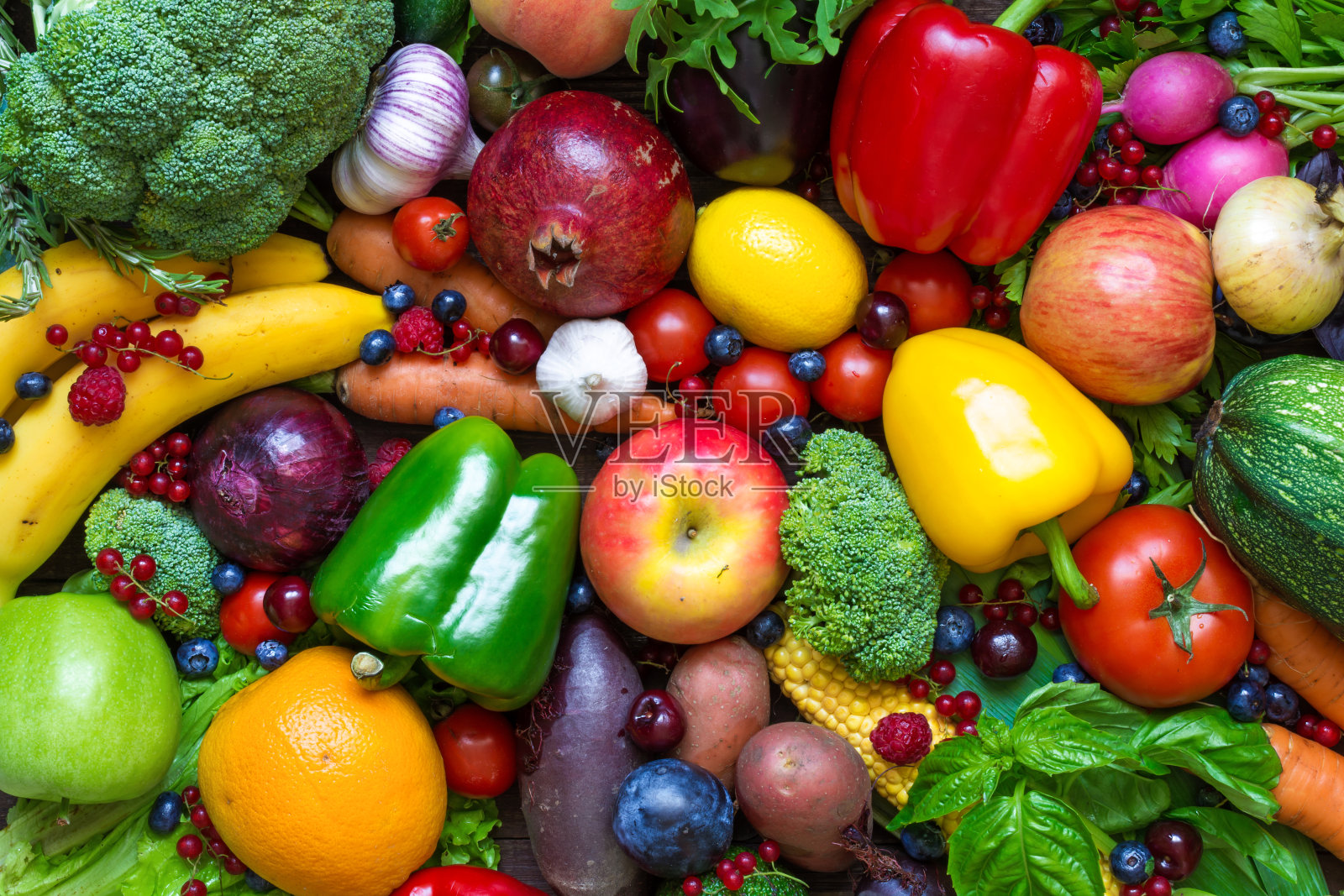 各种新鲜水果，蔬菜和浆果。照片摄影图片