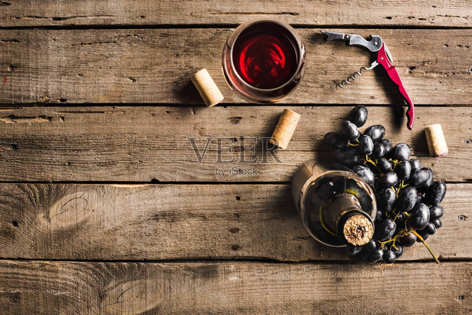 一瓶葡萄酒，酒杯和葡萄照片摄影图片