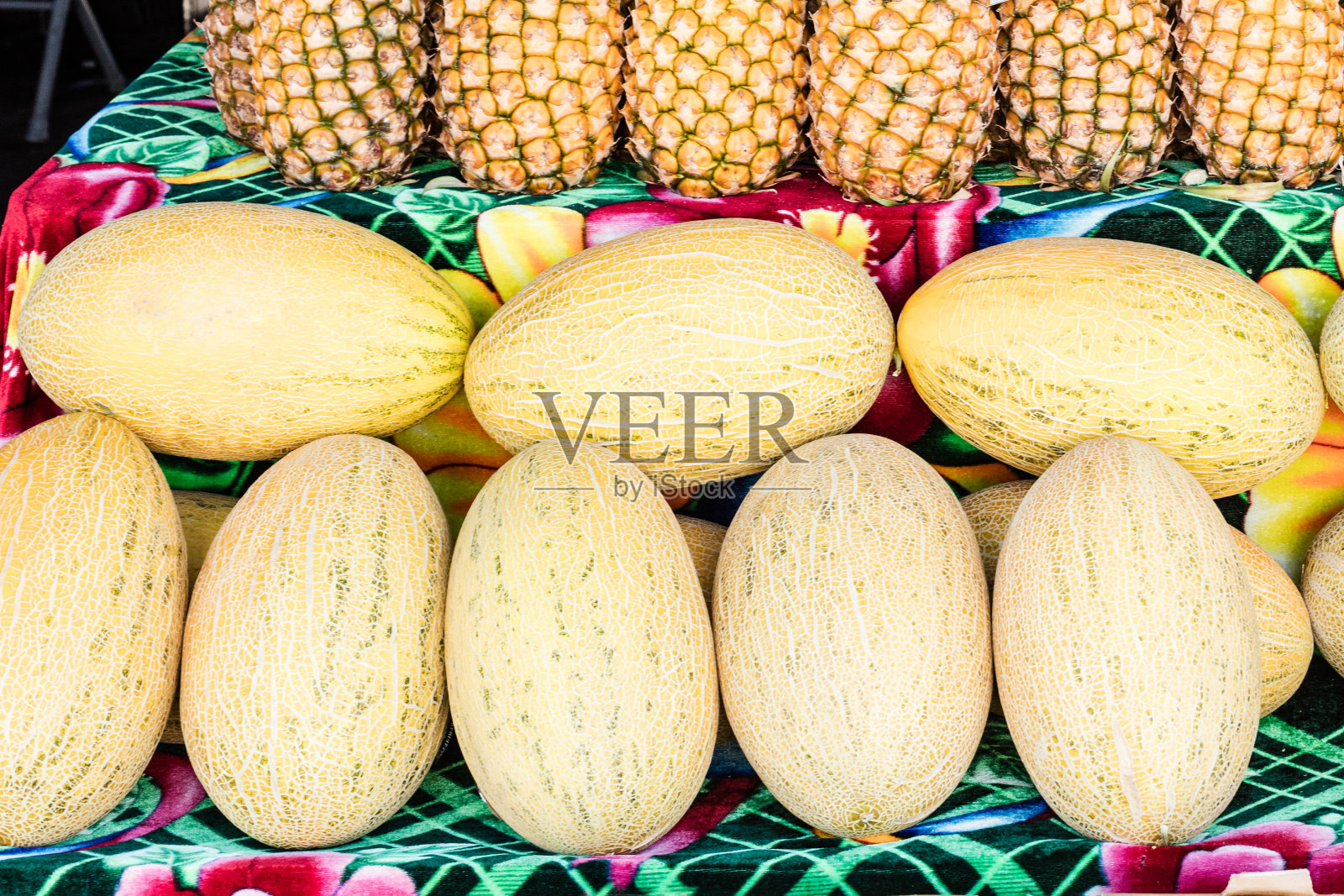 西瓜和菠萝在农贸市场照片摄影图片