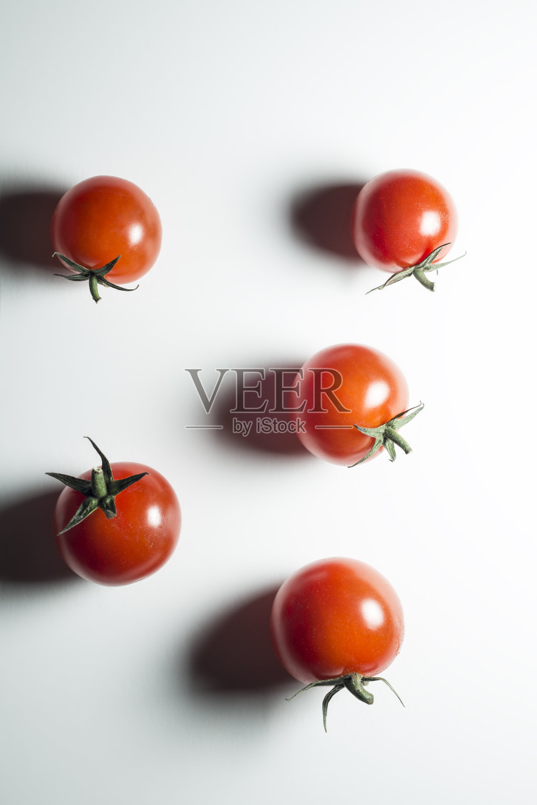 头顶上的樱桃西红柿在一个白色的背景。照片摄影图片