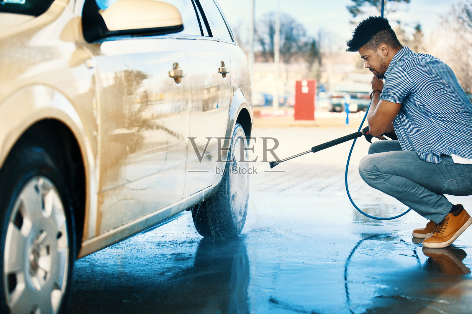 男人在洗车照片摄影图片