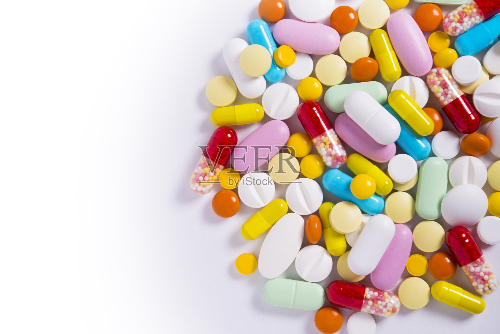 白色背景上的多色药丸和药片照片摄影图片