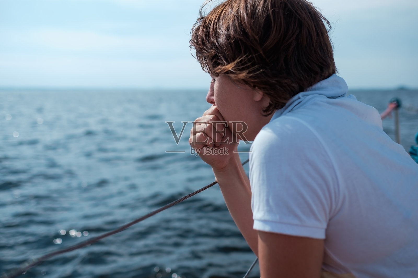 年轻女子在船上度假时晕船照片摄影图片