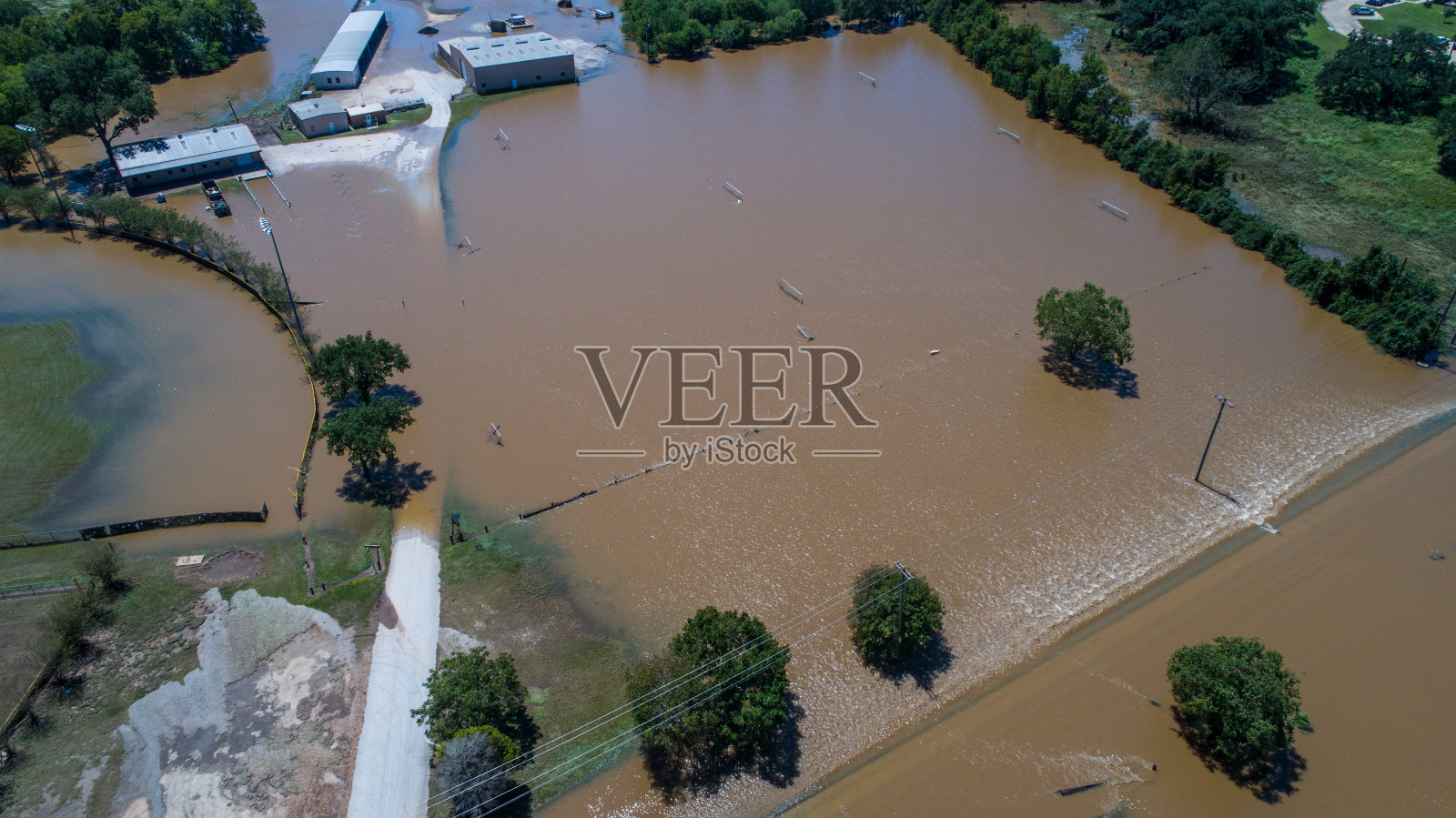 美国德克萨斯州哥伦布市上空的大规模洪水鸟瞰图。飓风哈维破坏路径穿过得克萨斯州的拉格朗治小镇照片摄影图片