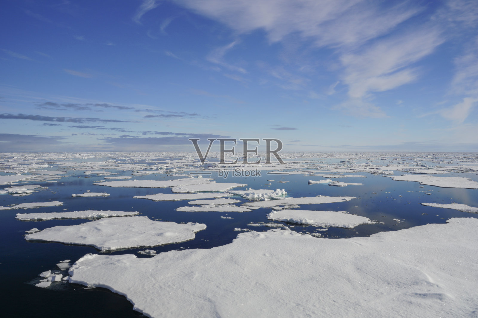 斯瓦尔巴群岛附近的北极浮冰令人惊叹的景色照片摄影图片