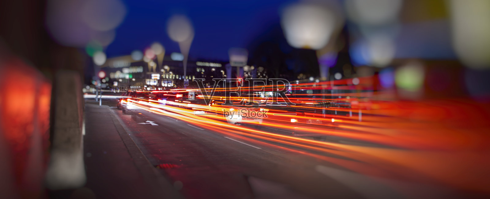 城市夜晚的车流映出五颜六色的灯光照片摄影图片