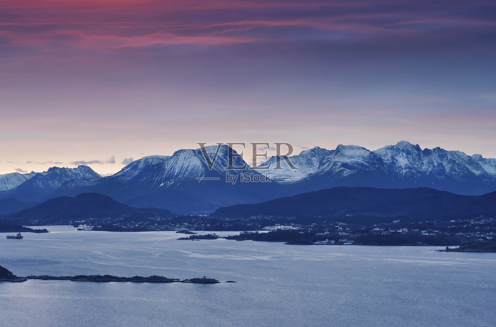 在挪威的奥勒松，令人惊叹的冬日日出照片摄影图片