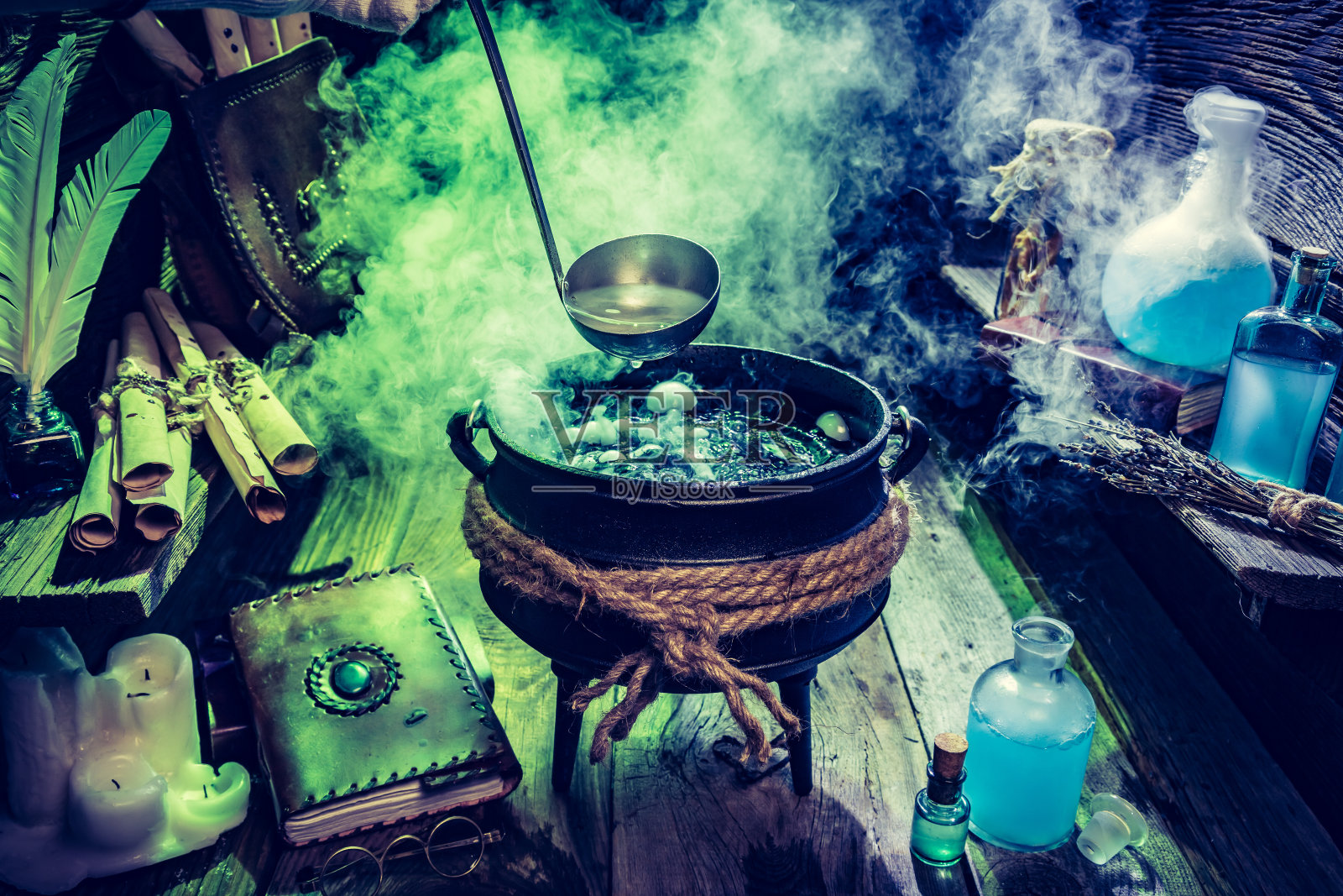充满魔法混合物的巫师小屋为万圣节照片摄影图片
