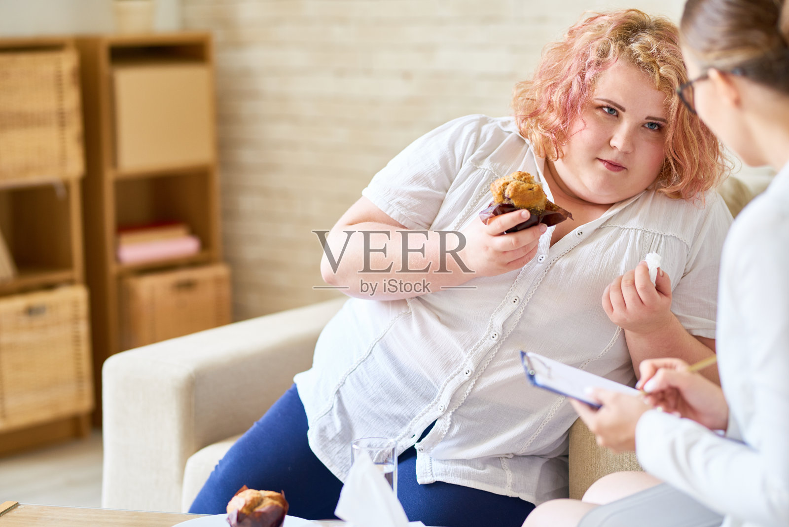 患有饮食失调的肥胖女性照片摄影图片